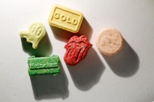 XTC kopen: uitleg over MDMA, effecten, werkingsduur en risico's